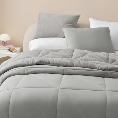 UGG Full/Queen Comforter Set – 3 Piece Luxury Reversible Plush Queen Bed Set with Down Alternative Fill, Soft Comforter Bedding Set with 2 Queen Shams for Home & Bedroom Decor, Seal Gray (Corey) UGG