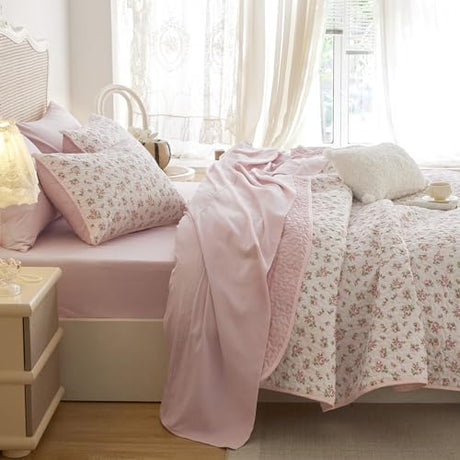 Wake In Cloud - Floral Quilt Set, Coquette Cottagecore Shabby Chic Flower Pattern for Women Teen Girls, Reversible Lightweight Bedspread Coverlet, 3 Pieces, Pink, Twin/Twin XL Size Wake In Cloud