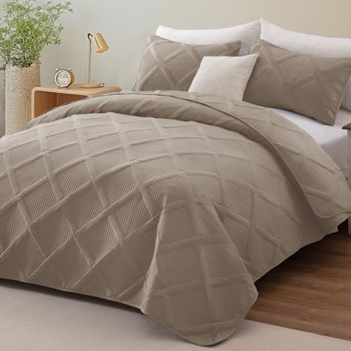 Exclusivo Mezcla Full Queen Size Quilt Set with Modern Striped Pattern, 3 Pieces Summer Lightweight Taupe Quilts Bedding Set, Soft Bedspreads Coverlets for All Seasons Exclusivo Mezcla