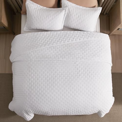 Bedsure Twin Quilt - Ultra Soft Twin XL Quilt Bedding for Dorm Decor, Lightweight All-Season Comforter, Bright White Bedspread Coverlet with Clover Pattern, 68 x 86 Inches Bedsure