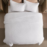 Bedsure Twin Quilt - Ultra Soft Twin XL Quilt Bedding for Dorm Decor, Lightweight All-Season Comforter, Bright White Bedspread Coverlet with Clover Pattern, 68 x 86 Inches Bedsure