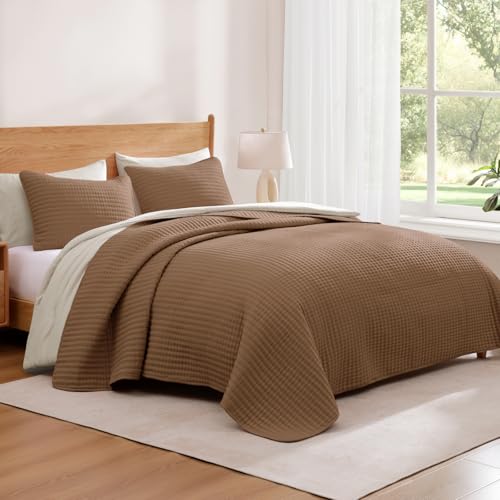 WRENSONGE King Size Quilt-3 Pieces Lightweight Bedspreads Brown King Quilt Bedding Set for All Seasons, Soft Summer Coverlet with 2 Pillow Shams Suitable for Bed, Couch, Quilt Blanket WRENSONGE