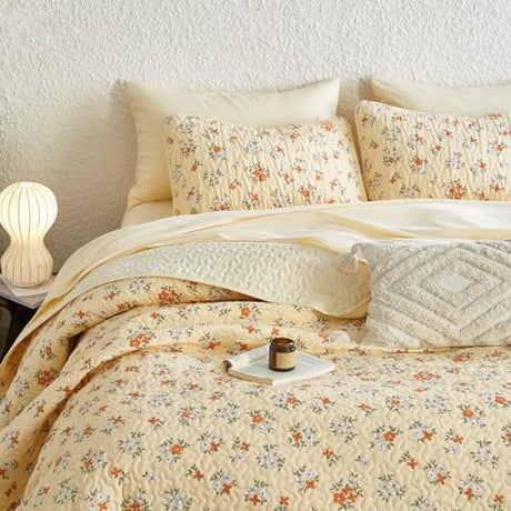 Wake In Cloud - Floral Quilt Set, Tiny Flower Botanical Cottagecore Shabby Chic for Women Teen Girls, Reversible Lightweight Bedspread Coverlet, 3 Pieces, Orange Yellow, Queen/Full Size Wake In Cloud