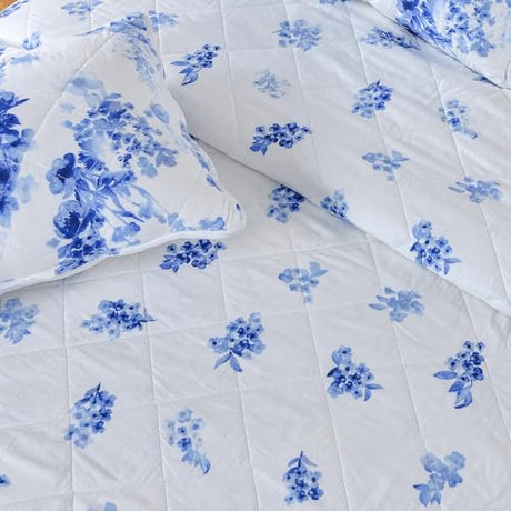 Great Bay Home Floral Full/Queen Quilt Set with Shams, Blue Floral Bedding Set, All-Season, Lightweight Bedspread. Reversible, Farmhouse Bedding. (Full/Queen, Jacqueline) Great Bay Home
