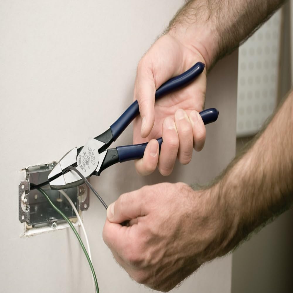 Klein Tools 80020 Plier Set with Lineman's Pliers, Diagonal Cutters, and Needle Nose Pliers, Made in USA with Induction Hardened Knives, 3-Piece Klein Tools