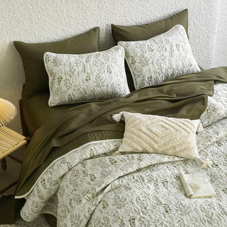 Wake In Cloud - Floral Quilt Set, Botanical Vintage Flower Coquette Cottagecore for Women Teen Girls, Reversible Lightweight Bedspread Coverlet, 3 Pieces, Olive Green, King Size Wake In Cloud