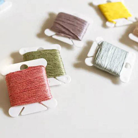 120 Pcs Plastic Floss Bobbins with 1 Pcs Bobbin Winder for Cross Stitch Cotton Thread Craft DIY Sewing Storage Thread Organizer Holder Embroidery DIY Cards (White) yuntop