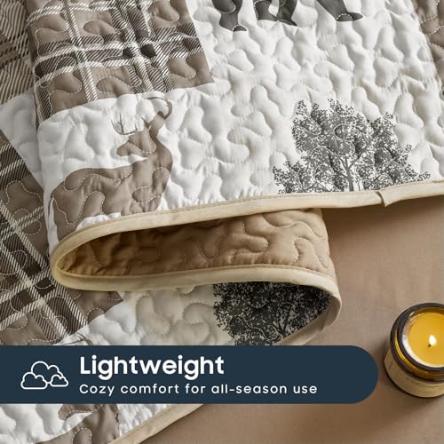 Wake In Cloud - Rustic Quilt Set, Cabin Lodge Christmas Bear Moose Deer Wildlife Western Patchwork Country, Reversible Lightweight Bedspread Coverlet, 3 Pieces, Tan Brown, Twin/Twin XL Size Wake In Cloud