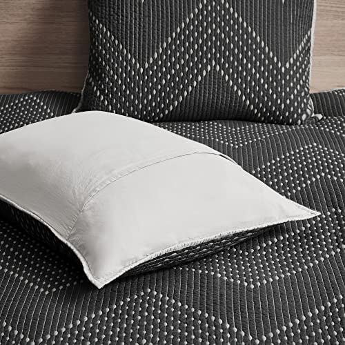 Ink+Ivy Reversible Cotton Quilt Set - Trendy Chevron Design Summer Cover Breathable Coverlet, Lightweight All Season Bedding Layer for Winter, Matching Shams, King/Cal King(104"x92"), Black 3 Piece INK+IVY