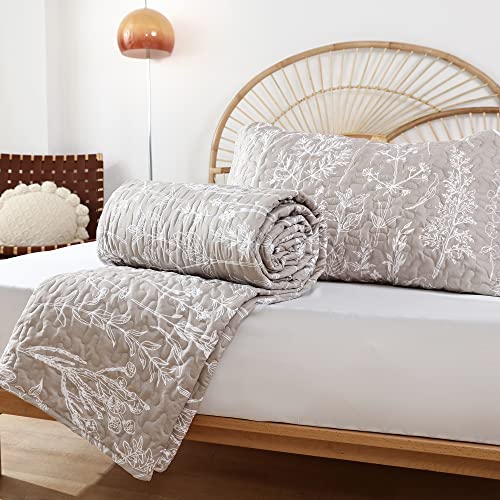 JANZAA Quilts Queen Size Oatmeal Bed Spread with White Floral Pattern Botanical Microfiber Quilts Set Lightweight Comforter 3 Pieces Reversible Bedding Set (1 Queen Quilt and 2 Pillow Cases) JANZAA