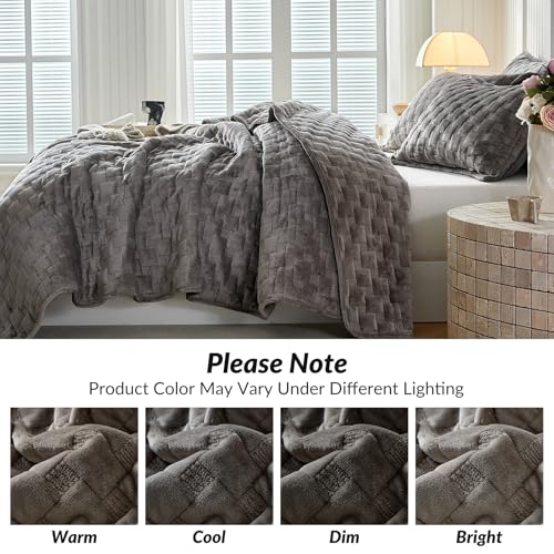 WARMDERN Khaki Velvet Quilt Set King Size, Luxury Geometric Check Pattern Quilts Set, Soft Lightweight Bedspread & Coverlet, 3PCS Milk Velvet Bedding Set with 2 Pillow Shams for All Season, 106" x 96" WARMDERN