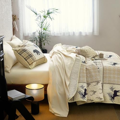 Wake In Cloud - Rustic Quilt Set, Cabin Lodge Christmas Bear Moose Deer Woodland Western Patchwork Country, Reversible Lightweight Bedspread Coverlet, 3 Pieces, Tan Cream, Queen/Full Size Wake In Cloud