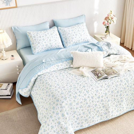 Wake In Cloud - Floral Quilt Set, Coquette Cottagecore Shabby Chic Flower Pattern for Women Teen Girls, Reversible Lightweight Bedspread Coverlet, 3 Pieces, White Blue, King Size Wake In Cloud