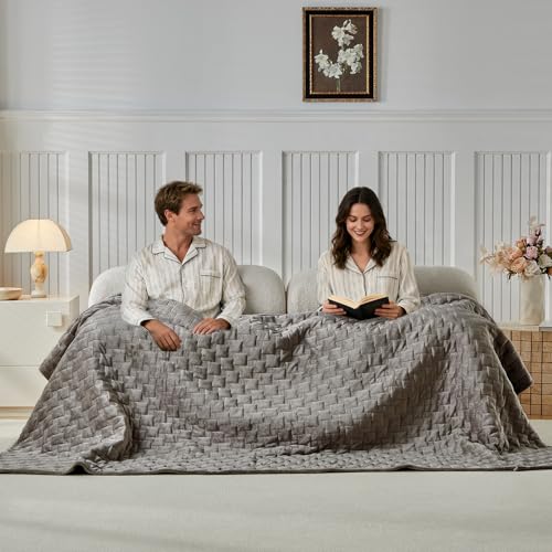 WARMDERN Khaki Velvet Quilt Set King Size, Luxury Geometric Check Pattern Quilts Set, Soft Lightweight Bedspread & Coverlet, 3PCS Milk Velvet Bedding Set with 2 Pillow Shams for All Season, 106" x 96" WARMDERN
