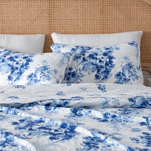 Great Bay Home Floral Twin/Twin XL Quilt Set with Shams, Blue Floral Bedding Set, All-Season, Lightweight Bedspread. Reversible, Farmhouse Bedding. (Twin/Twin XL, Jacqueline) Great Bay Home