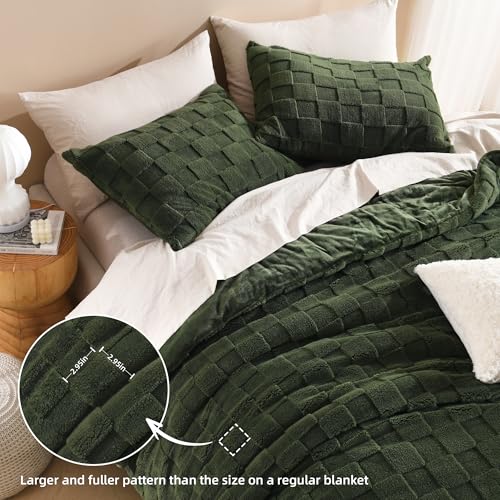 Litanika Fluffy Queen Size Comforter Set Olive Green, 3 Pieces Warm Sherpa Fleece Winter Bedding Set, Jacquard Checkered Plush Fuzzy Blanket Bed Set(1 Comforter, 2 Pillowcases)
