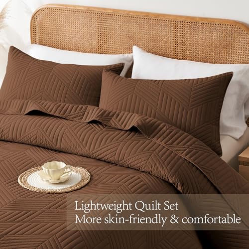 Davulos Twin Quilt Set, Brown Lightweight Reversible Bedspread for All Seasons, Soft Modern Microfiber Geometric Coverlet for Kids or Guest Bedroom (1 Quilt, 1 Pillow Sham) Davulos