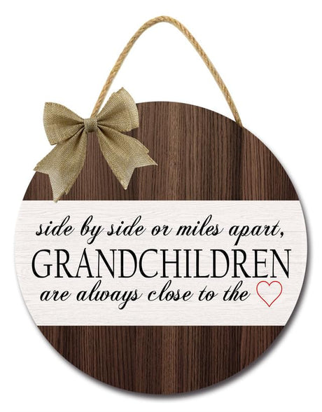 DLONVOH 12IN Grandchildren Are Always Close To The Love Sign For Front Door Porch Rustic Farmhouse Wooden Funny Welcome Sign For Home Wall Decor Gifts For Grandparents Grandma Grandpa Dlonvoh