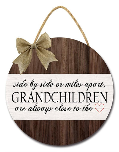 DLONVOH 12IN Grandchildren Are Always Close To The Love Sign For Front Door Porch Rustic Farmhouse Wooden Funny Welcome Sign For Home Wall Decor Gifts For Grandparents Grandma Grandpa