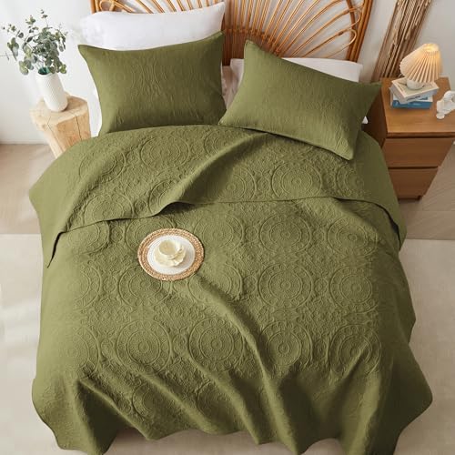 WURUIBO Olive Green Quilt Set Twin Size, Embossing Microfiber Bedspreads with Pillow Sham, Ligthweight Breathable Thin Coverlet, Reversible Bedding Set for All Season (1 Quilt, 1 Pillow Sham) WURUIBO
