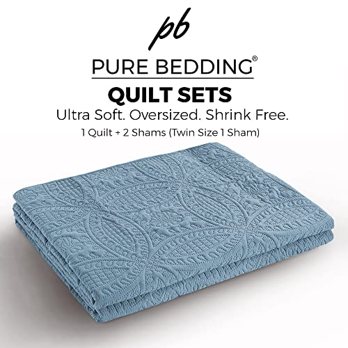 Pure Bedding Quilt Set Full/Queen Size Ash Blue - Oversized Bedspread - Soft Microfiber Lightweight Coverlet for All Season - 3 Piece Includes 1 Quilt and 2 Shams, Geometric Pattern Pure Bedding