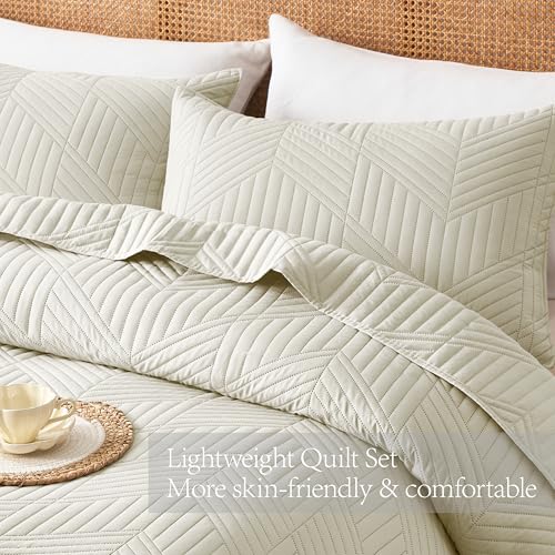 Davulos King/Cal King Quilt Set in Cream, Soft Reversible Microfiber Bedspread for All-Season Use in Bedroom or Dorm, Lightweight Modern Geometric Coverlet (1 Quilt, 2 Pillow Shams) Davulos