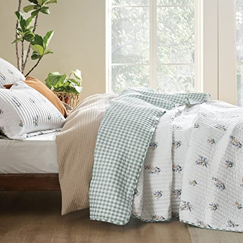 Bedsure Twin Quilt Dorm Bedding - Lightweight Floral Comforter Quilt Twin Extra Long, Green and White Plaid Botanical Bedspread, Reversible Microfiber Coverlet for All Seasons (68"x86") Bedsure