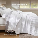 Bedsure King Quilt - Bright White Bedspread King Size & Lightweight Comforter, Modern Coverlet with Clover Pattern, Ultra Soft All-Season Bedding, 106 x 96 Inches Bedsure