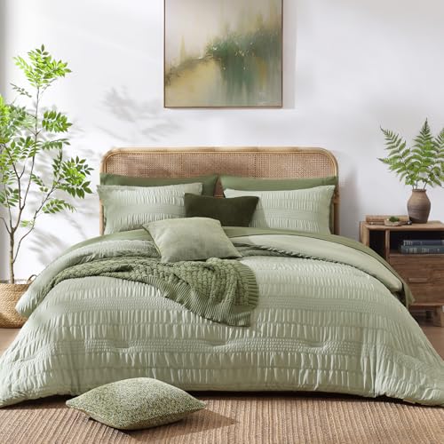 CASAAGUSTO Queen Comforter Set, 7 Pieces Sage Green Seersucker Bed in a Bag Queen Size Soft All Seasons, Bedding Sets with Comforter, Flat Sheet, Fitted Sheet, 2 Pillow Shams, 2 Pillowcases CASAAGUSTO
