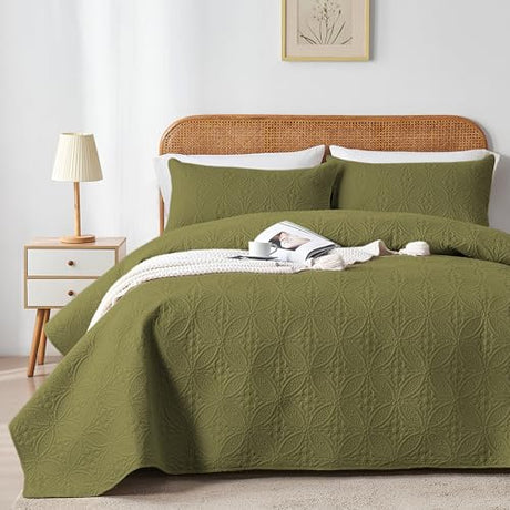WURUIBO King/Cal King Quilt Set Olive Green, Microfiber Lightweight Bedspreads, Ultrasonic Embossed Solid Coverlet, Thin Bedding Set for All Season, Soft Breathable Bed Cover(1 Quilt, 2 Pillow Shams) WURUIBO