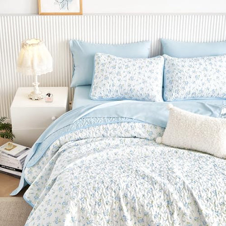 Wake In Cloud - Floral Quilt Set, Coquette Cottagecore Shabby Chic Flower Pattern for Women Teen Girls, Reversible Lightweight Bedspread Coverlet, 3 Pieces, White Blue, Queen/Full Size Wake In Cloud