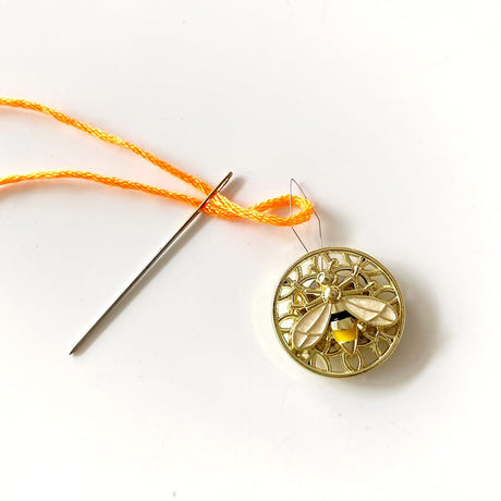 2 Pieces Bee Needle Minders, Magnetic Needle Keeper, Needle Threader, Cross Stitch Embroidery Sewing Needlework Tools DPXWCCH