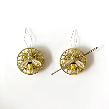 2 Pieces Bee Needle Minders, Magnetic Needle Keeper, Needle Threader, Cross Stitch Embroidery Sewing Needlework Tools DPXWCCH