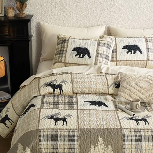 Wake In Cloud - Rustic Quilt Set, Cabin Lodge Christmas Bear Moose Deer Woodland Western Patchwork Country, Reversible Lightweight Bedspread Coverlet, 3 Pieces, Tan Cream, Queen/Full Size Wake In Cloud