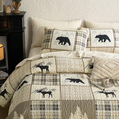 Wake In Cloud - Rustic Quilt Set, Cabin Lodge Christmas Bear Moose Deer Woodland Western Patchwork Country, Reversible Lightweight Bedspread Coverlet, 3 Pieces, Tan Cream, Queen/Full Size Wake In Cloud