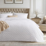 Bedsure Twin Quilt - Ultra Soft Twin XL Quilt Bedding for Dorm Decor, Lightweight All-Season Comforter, Bright White Bedspread Coverlet with Clover Pattern, 68 x 86 Inches Bedsure