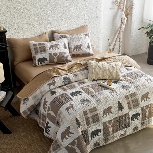 Wake In Cloud - Rustic Quilt Set, Cabin Lodge Christmas Bear Moose Deer Wildlife Western Patchwork Country, Reversible Lightweight Bedspread Coverlet, 3 Pieces, Tan Brown, Twin/Twin XL Size Wake In Cloud