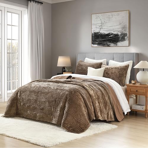 AJOCCI Velvet Quilt Set, Mocha Brown Velvet Quilt King Size Comforter Set, Luxury Bedding Soft Plush Bedspread, Machine Washable Coverlet, All-Season 3 Pieces AJOCCI