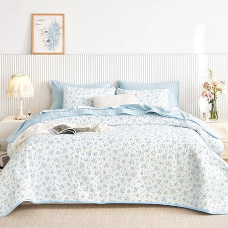 Wake In Cloud - Floral Quilt Set, Coquette Cottagecore Shabby Chic Flower Pattern for Women Teen Girls, Reversible Lightweight Bedspread Coverlet, 3 Pieces, White Blue, Queen/Full Size Wake In Cloud