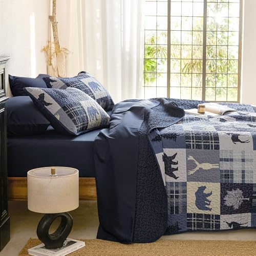 Wake In Cloud - Rustic Quilt Set, Cabin Lodge Christmas Bear Moose Deer Wildlife Western Patchwork Country, Reversible Lightweight Bedspread Coverlet, 3 Pieces, Blue Beige, King Size Wake In Cloud
