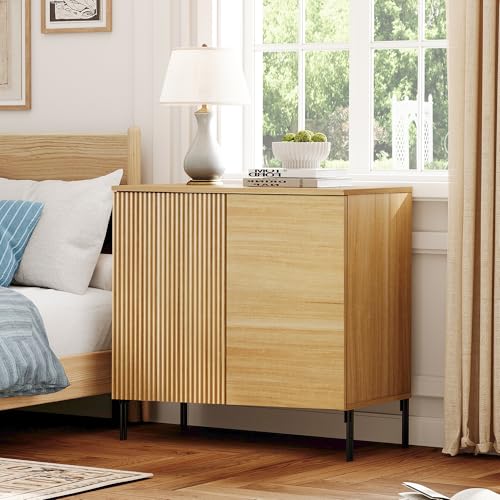 WAMPAT Fluted Nightstand Set of 2, 31.5" Wide Modern Mid Century End Table with 2 Doors, Wooden Bedside Table with Storage, Night Stand Sofa Table Side Table with Hidden Handles for Bedroom,Oak WAMPAT