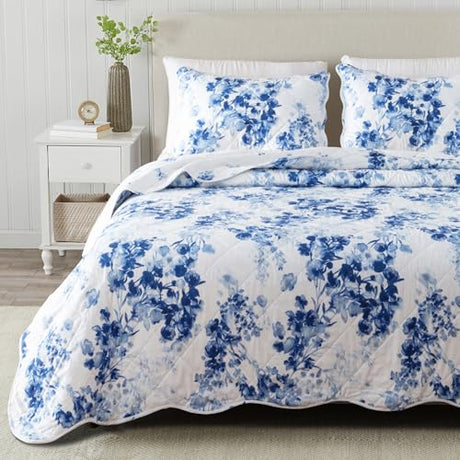 Great Bay Home Floral Full/Queen Quilt Set with Shams, Blue Floral Bedding Set, All-Season, Lightweight Bedspread. Reversible, Farmhouse Bedding. (Full/Queen, Jacqueline) Great Bay Home