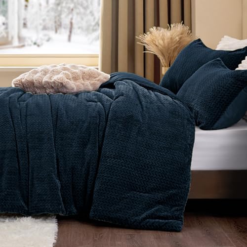 ChiXpace Flannel Fleece Queen Comforter Set - Furry Navy Blue Leaves Pattern Faux Fur Bed Set, Winter Ultra Soft Fuzzy Comfort Set, Velvet Bedding Set for Bed with 2 Pillow Cases ChiXpace
