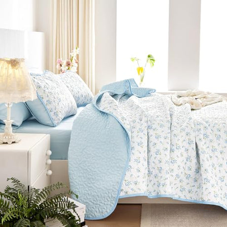 Wake In Cloud - Floral Quilt Set, Coquette Cottagecore Shabby Chic Flower Pattern for Women Teen Girls, Reversible Lightweight Bedspread Coverlet, 3 Pieces, White Blue, King Size Wake In Cloud