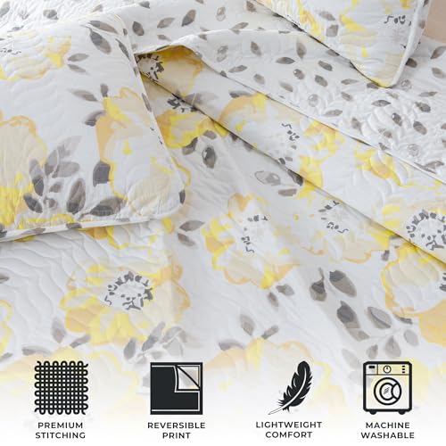 Great Bay Home Floral Full/Queen Quilt Set with Shams, Yellow Floral Bedding Set, All-Season, Lightweight Bedspread. Reversible. Farmhouse Bedding. (Full/Queen, Helene) Great Bay Home