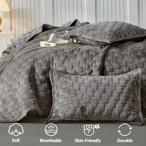 WARMDERN Khaki Velvet Quilt Set King Size, Luxury Geometric Check Pattern Quilts Set, Soft Lightweight Bedspread & Coverlet, 3PCS Milk Velvet Bedding Set with 2 Pillow Shams for All Season, 106" x 96" WARMDERN