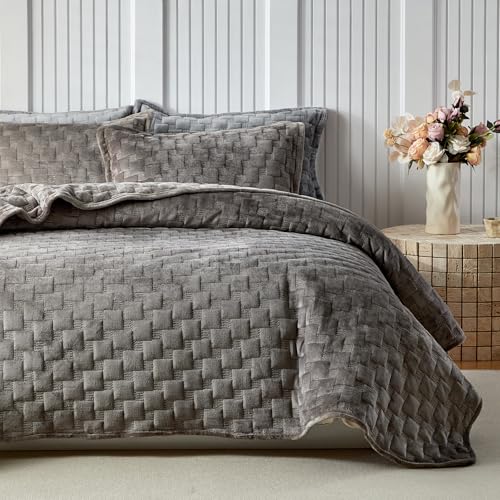 WARMDERN Khaki Velvet Quilt Set King Size, Luxury Geometric Check Pattern Quilts Set, Soft Lightweight Bedspread & Coverlet, 3PCS Milk Velvet Bedding Set with 2 Pillow Shams for All Season, 106" x 96" WARMDERN