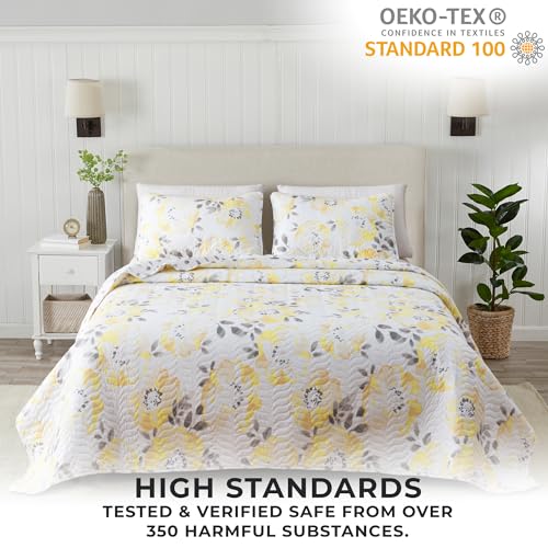 Great Bay Home Floral King Quilt Set with Shams, Yellow Floral Bedding Set, All-Season, Lightweight Bedspread. Reversible. Farmhouse Bedding. (King, Helene) Great Bay Home