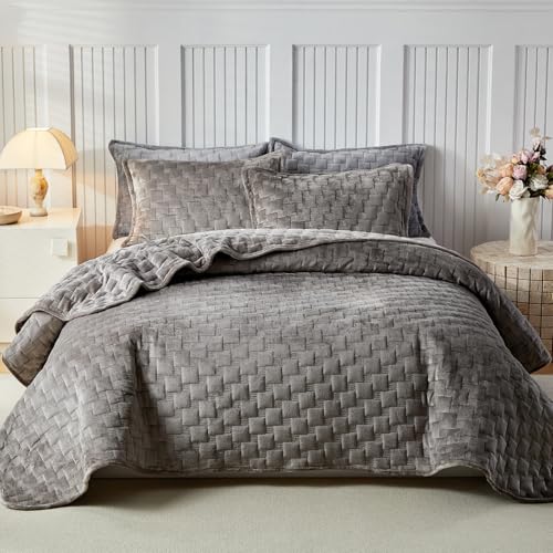 WARMDERN Khaki Velvet Quilt Set King Size, Luxury Geometric Check Pattern Quilts Set, Soft Lightweight Bedspread & Coverlet, 3PCS Milk Velvet Bedding Set with 2 Pillow Shams for All Season, 106" x 96" WARMDERN