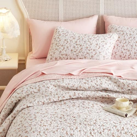 Wake In Cloud - Floral Quilt Set, Coquette Cottagecore Aesthetic Cute Flower Pattern for Women Teen Girls, Reversible Lightweight Bedspread Coverlet, 3 Pieces, Pink, Queen/Full Size Wake In Cloud